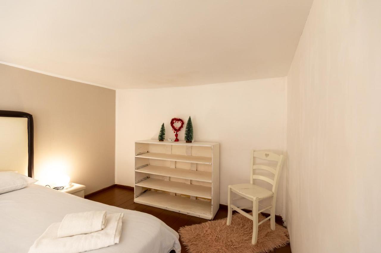 Apartment With Sea View With 2 Lifts Above Montesanto! 나폴리 외부 사진